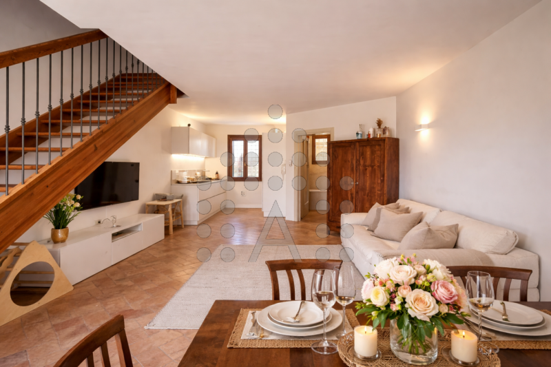 Eleganza su due livelli, emozione senza compromessi.

Ci sono case che si abitano. E poi ci sono ...