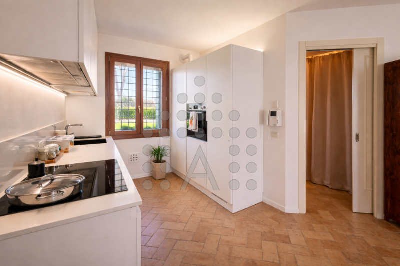 Eleganza su due livelli, emozione senza compromessi.

Ci sono case che si abitano. E poi ci sono ...