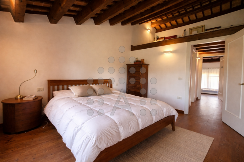 Eleganza su due livelli, emozione senza compromessi.

Ci sono case che si abitano. E poi ci sono ...