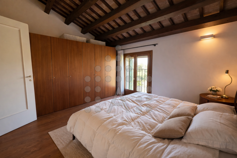 Eleganza su due livelli, emozione senza compromessi.

Ci sono case che si abitano. E poi ci sono ...