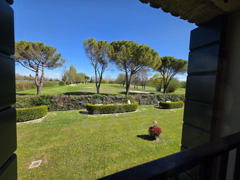 Eleganza su due livelli, emozione senza compromessi.

Ci sono case che si abitano. E poi ci sono ...