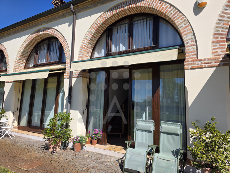 Eleganza su due livelli, emozione senza compromessi.

Ci sono case che si abitano. E poi ci sono ...