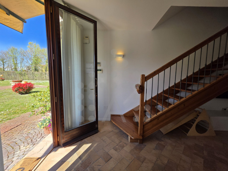 Eleganza su due livelli, emozione senza compromessi.

Ci sono case che si abitano. E poi ci sono ...