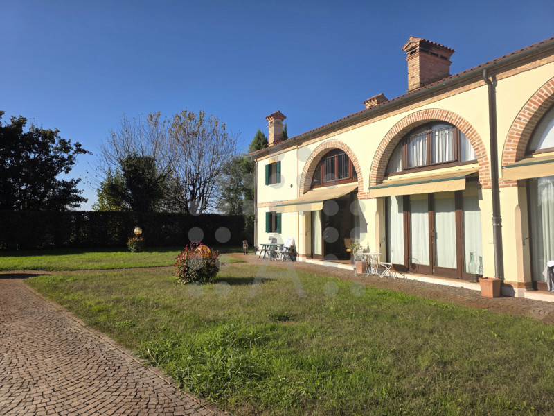 Eleganza su due livelli, emozione senza compromessi.

Ci sono case che si abitano. E poi ci sono ...