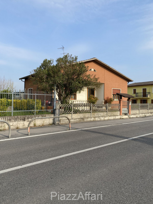 Proponiamo in vendita tradizionale casa singola distribuita interamente al piano terra con scoper...