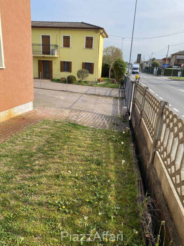 Proponiamo in vendita tradizionale casa singola distribuita interamente al piano terra con scoper...