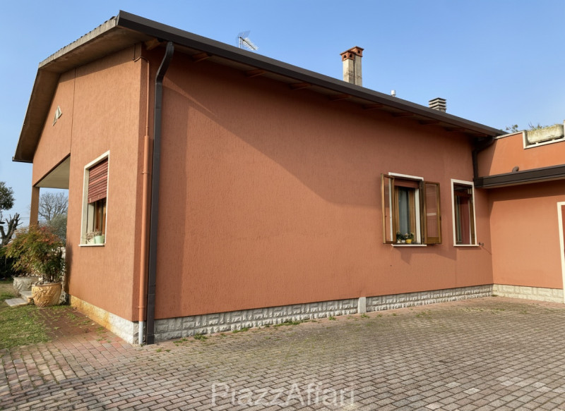 Proponiamo in vendita tradizionale casa singola distribuita interamente al piano terra con scoper...