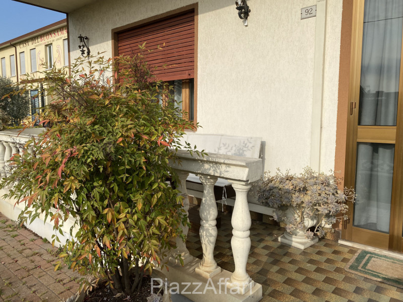 Proponiamo in vendita tradizionale casa singola distribuita interamente al piano terra con scoper...