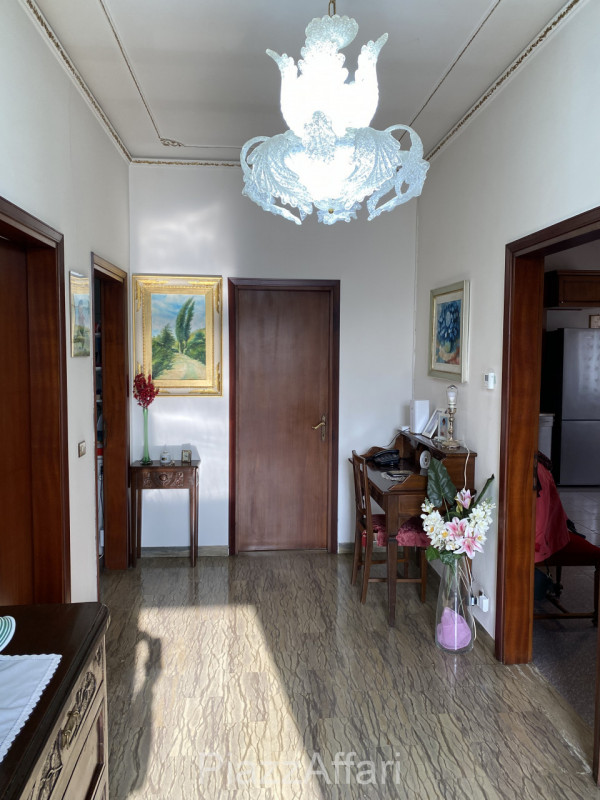 Proponiamo in vendita tradizionale casa singola distribuita interamente al piano terra con scoper...