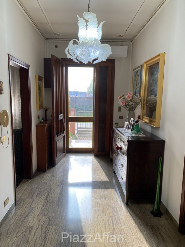 Proponiamo in vendita tradizionale casa singola distribuita interamente al piano terra con scoper...