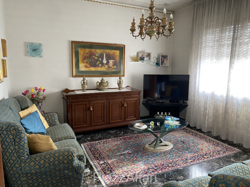 Proponiamo in vendita tradizionale casa singola distribuita interamente al piano terra con scoper...