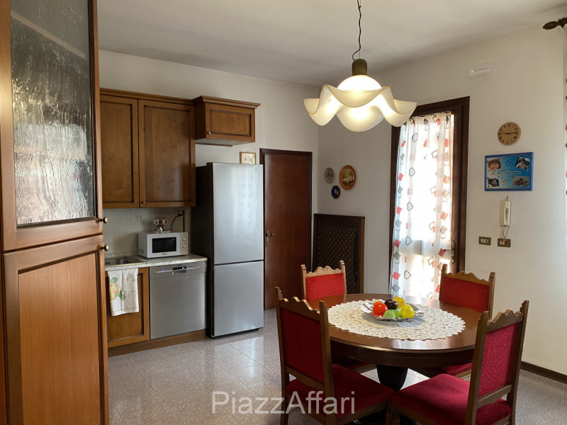 Proponiamo in vendita tradizionale casa singola distribuita interamente al piano terra con scoper...