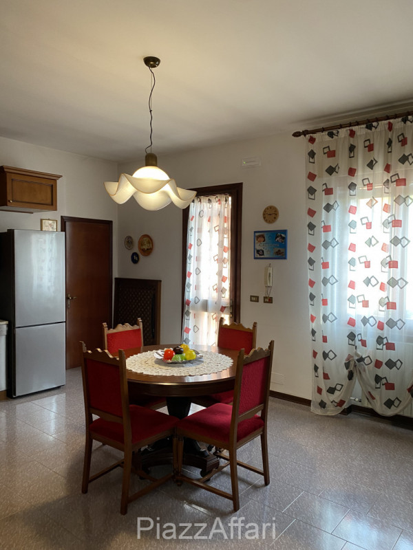 Proponiamo in vendita tradizionale casa singola distribuita interamente al piano terra con scoper...