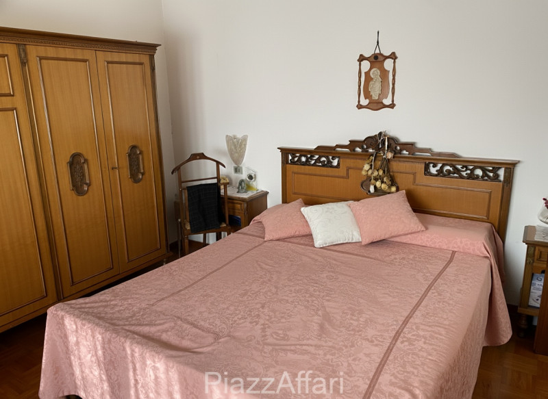 Proponiamo in vendita tradizionale casa singola distribuita interamente al piano terra con scoper...