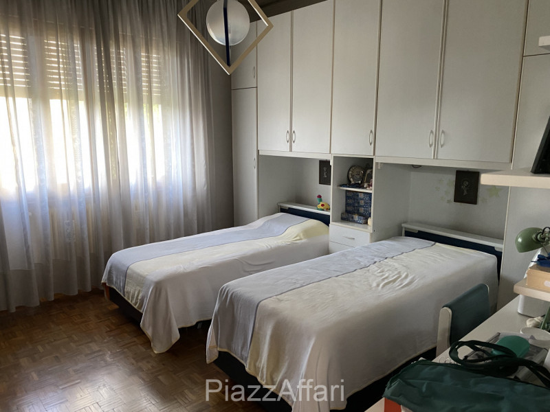 Proponiamo in vendita tradizionale casa singola distribuita interamente al piano terra con scoper...