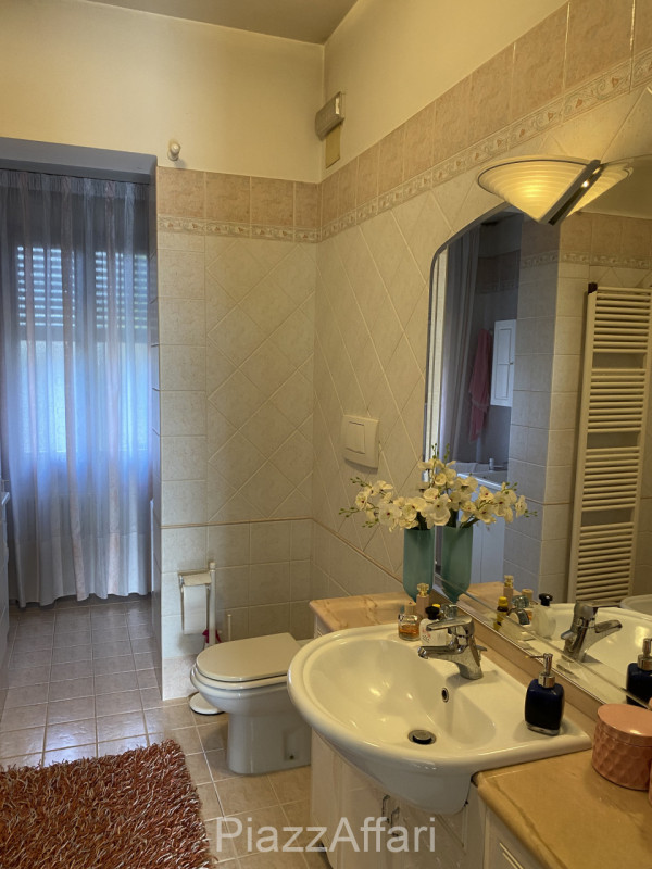 Proponiamo in vendita tradizionale casa singola distribuita interamente al piano terra con scoper...