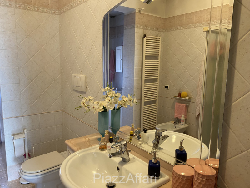 Proponiamo in vendita tradizionale casa singola distribuita interamente al piano terra con scoper...