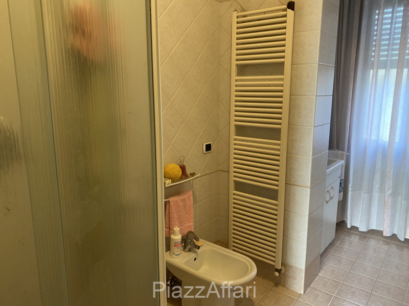 Proponiamo in vendita tradizionale casa singola distribuita interamente al piano terra con scoper...