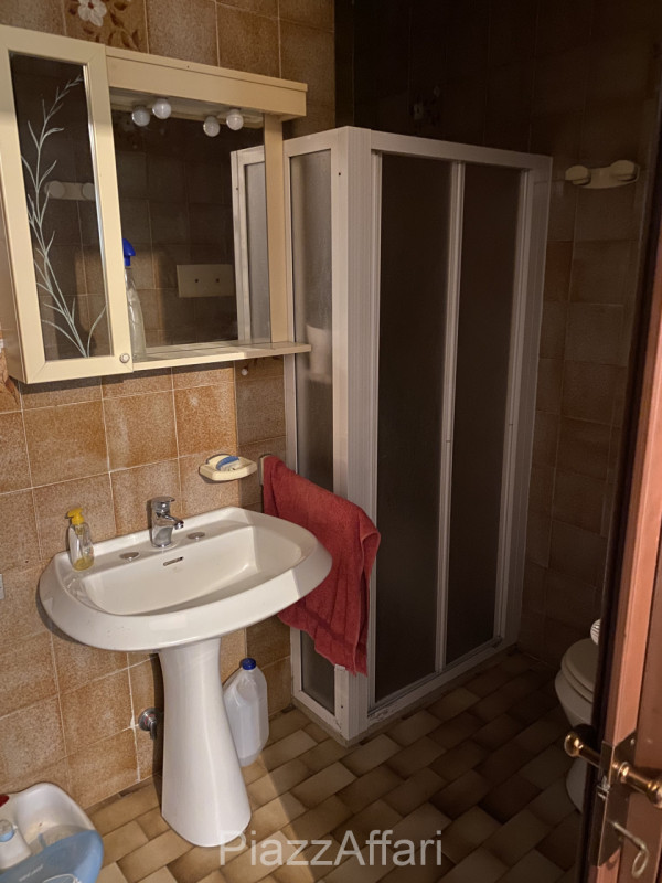 Proponiamo in vendita tradizionale casa singola distribuita interamente al piano terra con scoper...