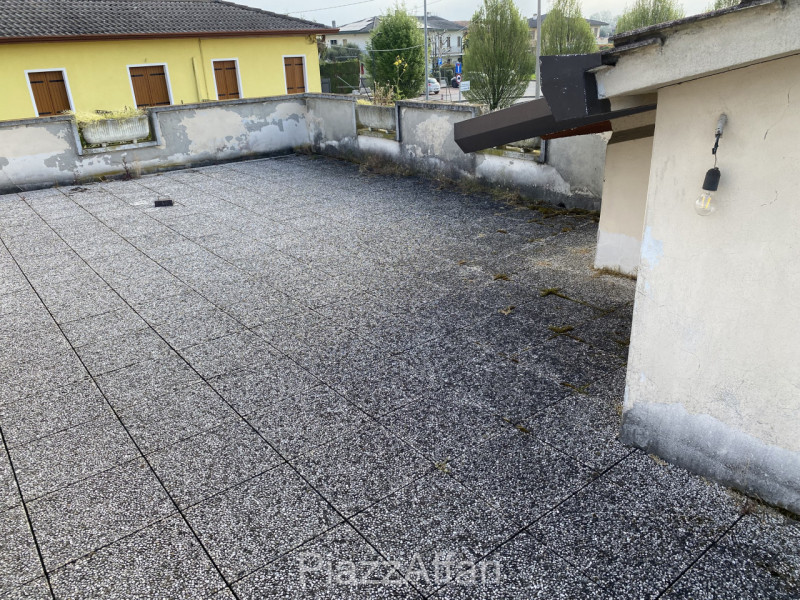 Proponiamo in vendita tradizionale casa singola distribuita interamente al piano terra con scoper...