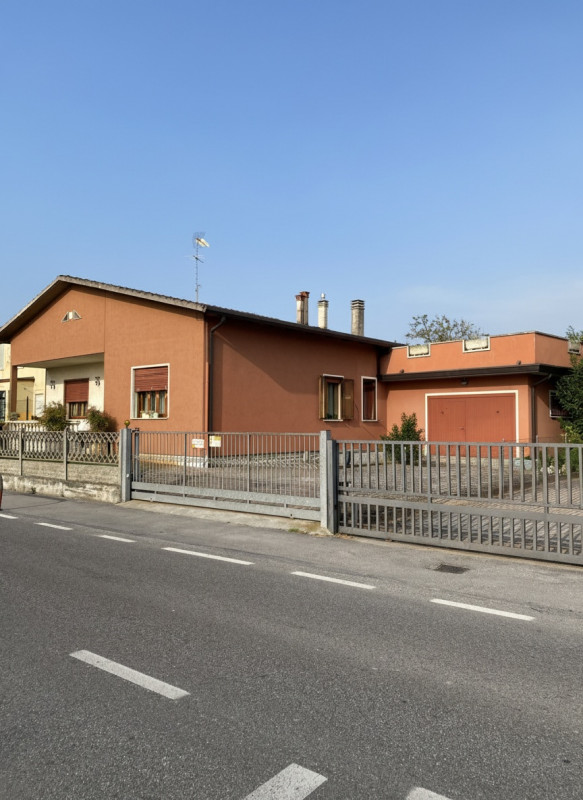 Proponiamo in vendita tradizionale casa singola distribuita interamente al piano terra con scoper...