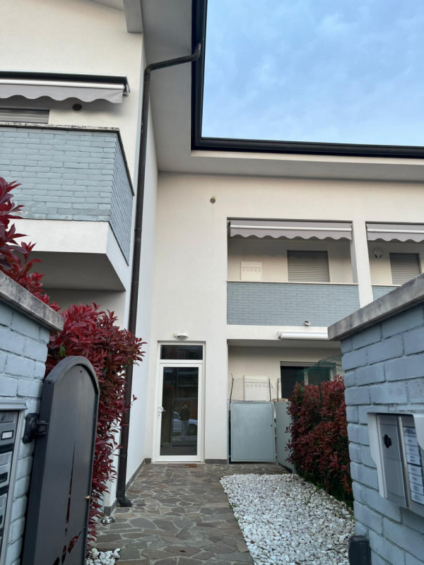 SANT'ANGELO DI SANTA MARIA DI SALA  - Posizionato in centro paese, lontano dal traffico e comodo ...