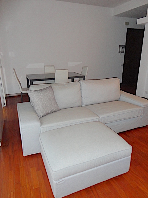 AFFITTO TRANSITORIO PER BREVI PERIODI. In uno stabile elegante, con ascensore e servizio di porti...