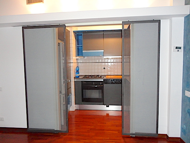 AFFITTO TRANSITORIO PER BREVI PERIODI. In uno stabile elegante, con ascensore e servizio di porti...