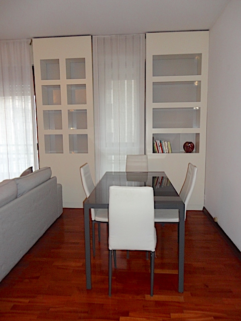 AFFITTO TRANSITORIO PER BREVI PERIODI. In uno stabile elegante, con ascensore e servizio di porti...