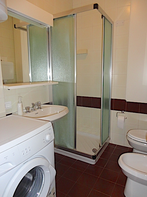 AFFITTO TRANSITORIO PER BREVI PERIODI. In uno stabile elegante, con ascensore e servizio di porti...