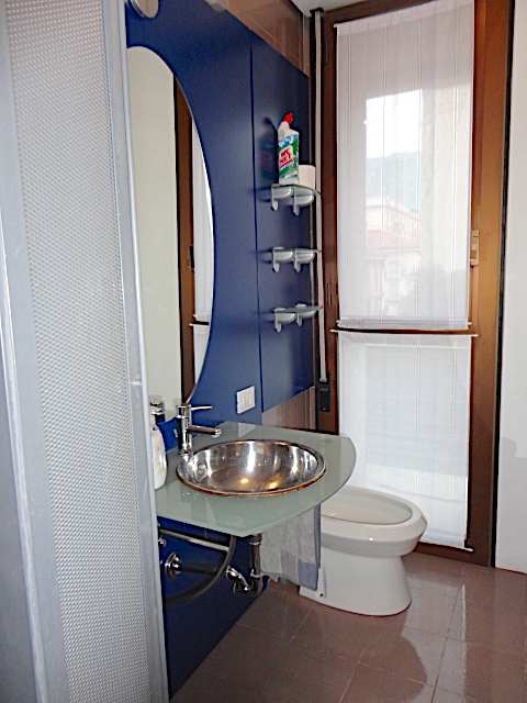 AFFITTO TRANSITORIO PER BREVI PERIODI. In uno stabile elegante, con ascensore e servizio di porti...