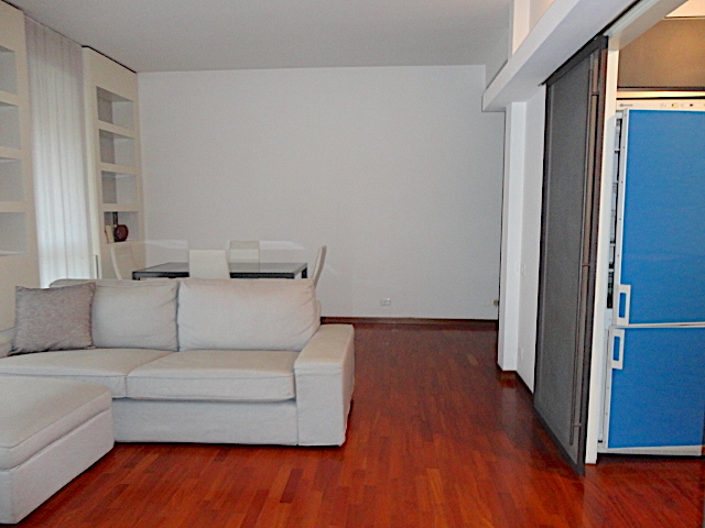 AFFITTO TRANSITORIO PER BREVI PERIODI. In uno stabile elegante, con ascensore e servizio di porti...