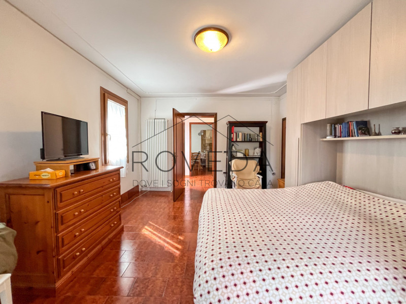 VILLORBA 

RIF: VL1

L’agenzia Roveda Immobiliare ha il piacere di proporvi in vendita questa gra...