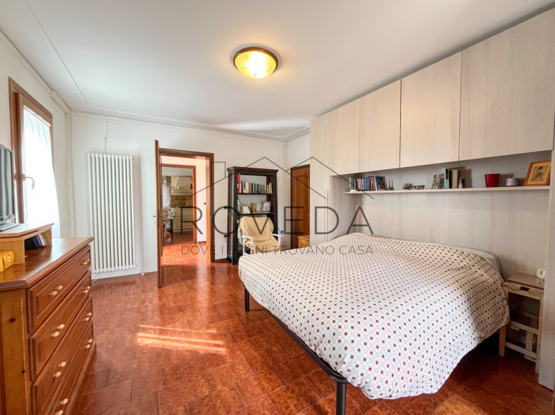 VILLORBA 

RIF: VL1

L’agenzia Roveda Immobiliare ha il piacere di proporvi in vendita questa gra...