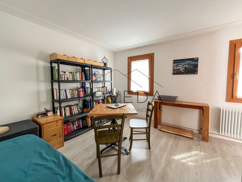 VILLORBA 

RIF: VL1

L’agenzia Roveda Immobiliare ha il piacere di proporvi in vendita questa gra...