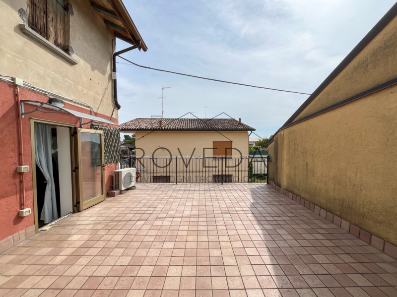 VILLORBA 

RIF: VL1

L’agenzia Roveda Immobiliare ha il piacere di proporvi in vendita questa gra...