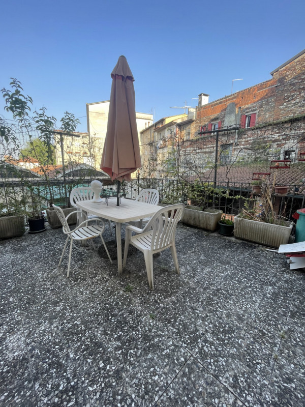 Scopri un'opportunità unica nel centro storico di Vicenza! Questo appartamento trilocale, situato...