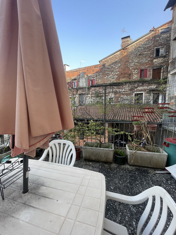 Scopri un'opportunità unica nel centro storico di Vicenza! Questo appartamento trilocale, situato...