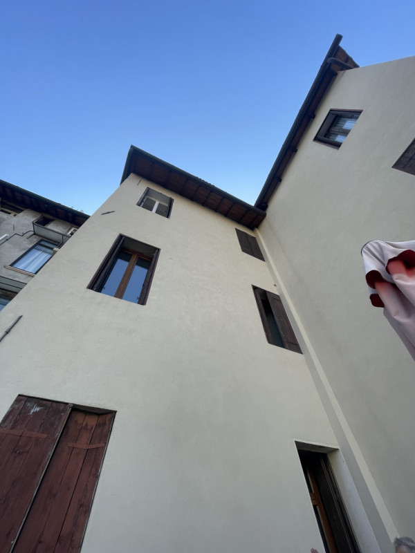 Scopri un'opportunità unica nel centro storico di Vicenza! Questo appartamento trilocale, situato...