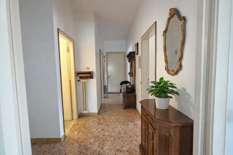 Proponiamo in vendita una porzione di bifamiliare, sviluppata interamente su un unico livello al ...