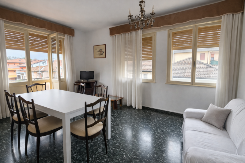 Proponiamo in vendita una porzione di bifamiliare, sviluppata interamente su un unico livello al ...