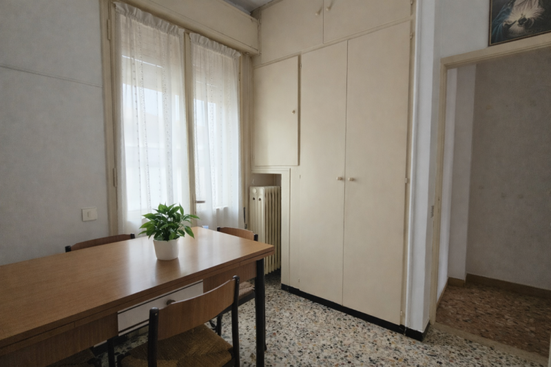 Proponiamo in vendita una porzione di bifamiliare, sviluppata interamente su un unico livello al ...