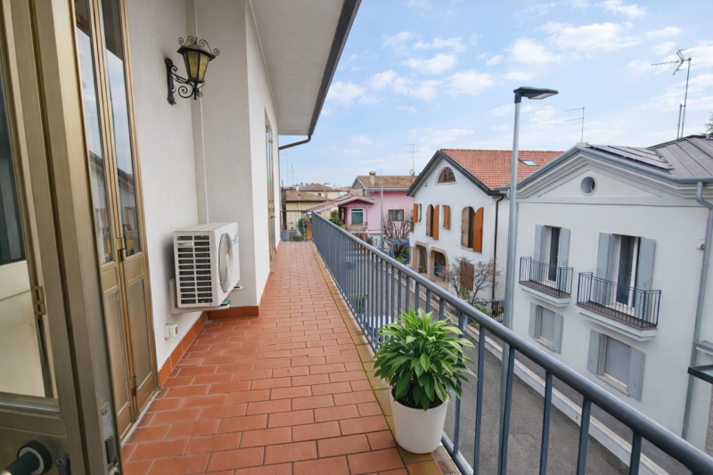 Proponiamo in vendita una porzione di bifamiliare, sviluppata interamente su un unico livello al ...