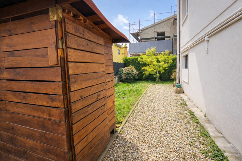 Proponiamo in vendita una porzione di bifamiliare, sviluppata interamente su un unico livello al ...