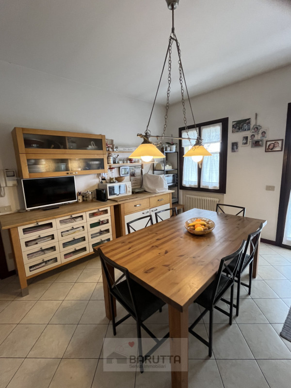 Vendesi particolare situazione abitativa con annesso piccolo capannone.
Trattasi di casa indipend...