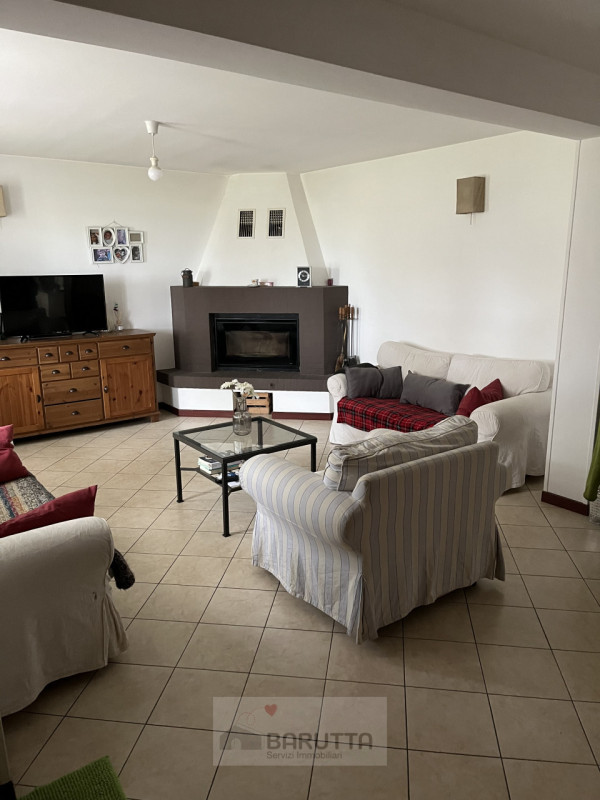 Vendesi particolare situazione abitativa con annesso piccolo capannone.
Trattasi di casa indipend...