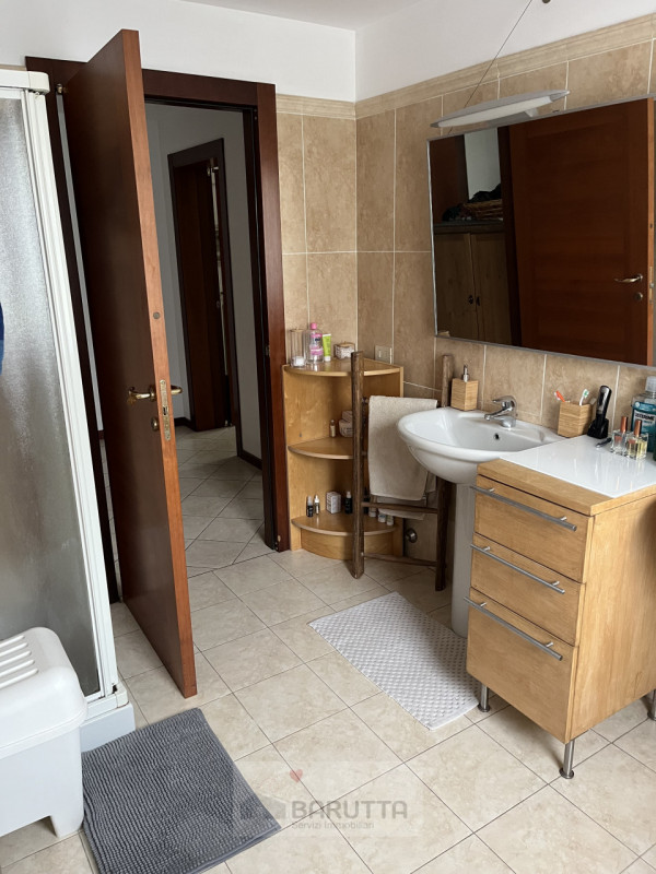 Vendesi particolare situazione abitativa con annesso piccolo capannone.
Trattasi di casa indipend...