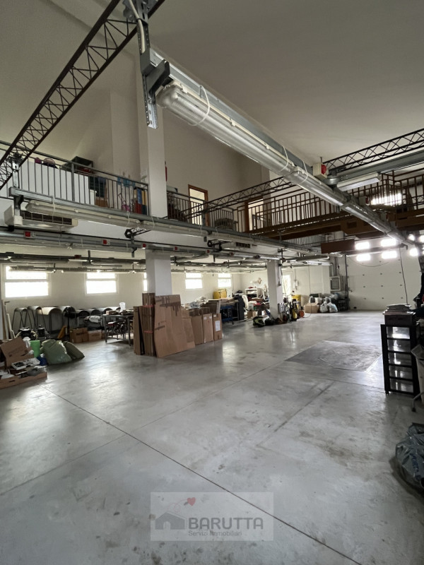 Vendesi particolare situazione abitativa con annesso piccolo capannone.
Trattasi di casa indipend...