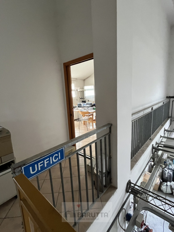 Vendesi particolare situazione abitativa con annesso piccolo capannone.
Trattasi di casa indipend...