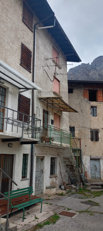 L'AGENZIA CORNOLO' MIRKO PROPONE IN VENDITA NEL COMUNE DI LAGHI UNA CASA TERRACIELO DI TESTA IN C...